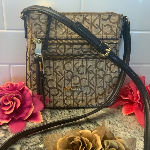👜Cute small crossbody purse by Calvin Klein.👜 - Picture 3 of 10